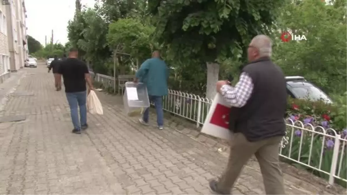 Edirnede seyyar sandık evlerinden çıkamayan seçmenlerin ayağına gitti