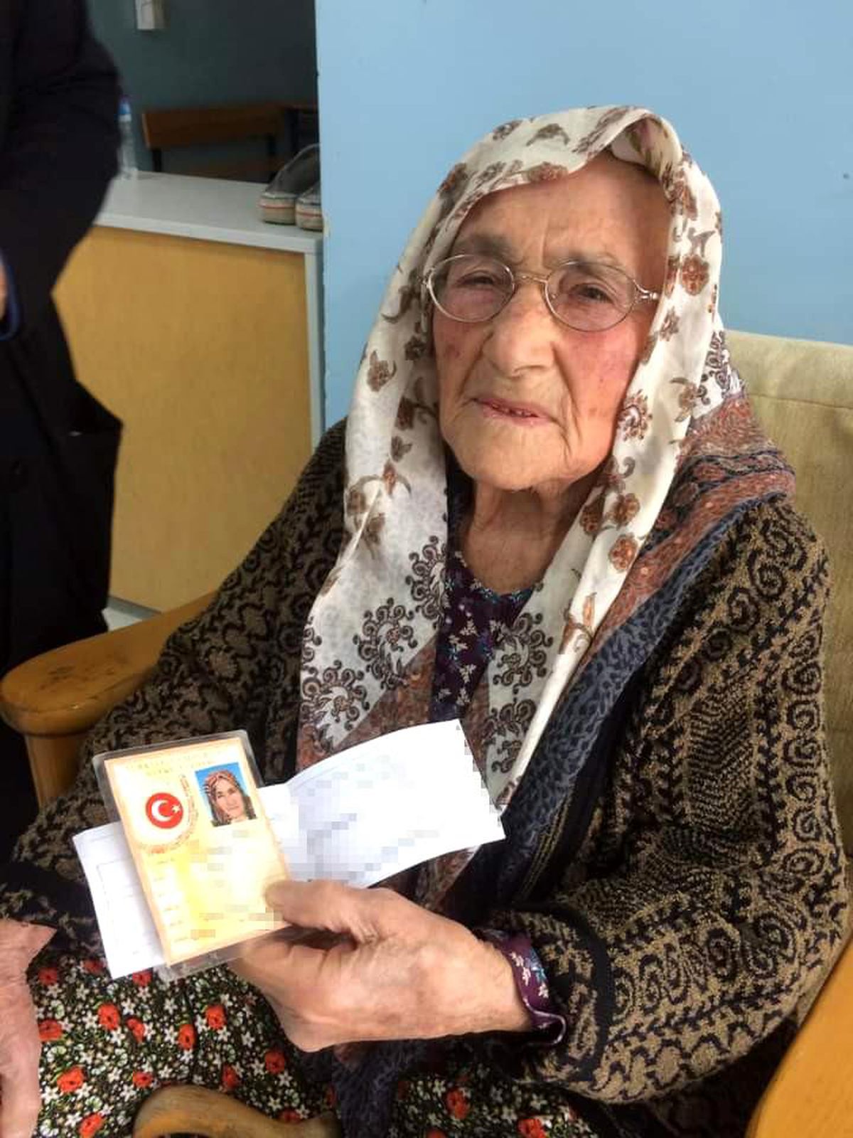 94 yaşındaki Fatma Dereli oy kullanmak için okula gitti