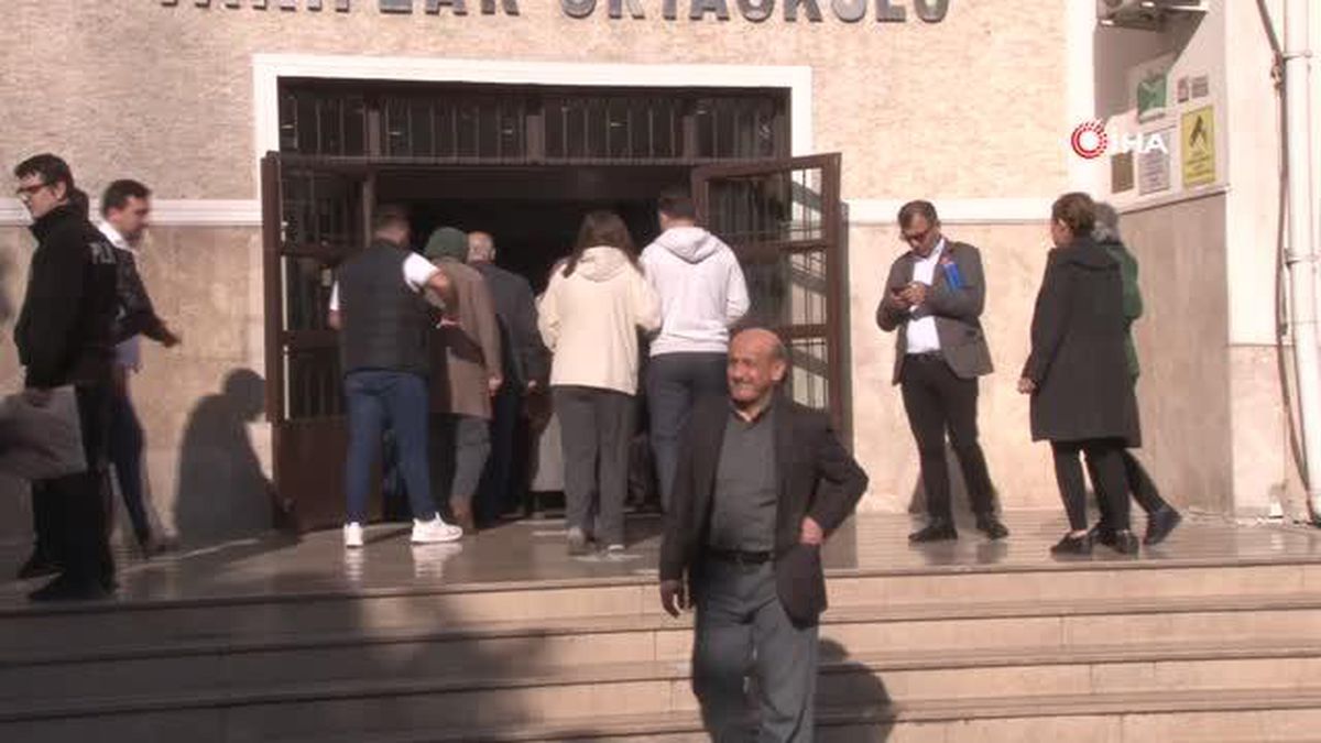 Bağcılar Belediyesi Engelli Vatandaşları Oy Kullanmaya Götürüyor