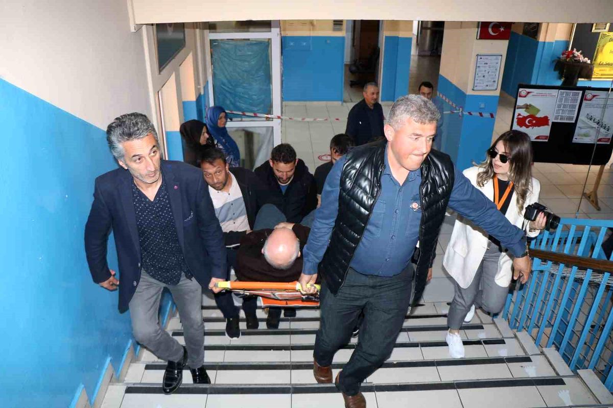 Samsunda Engelli ve Yaşlılar Ambulanslarla Oy Kullanıyor