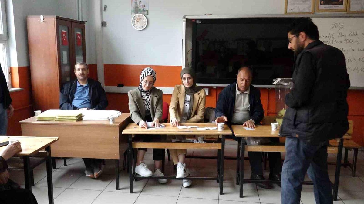 Van Erciş\'te oy verme işlemi başladı