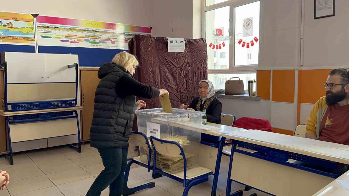 Eskişehir\'de Seçmenler Sandık Başında