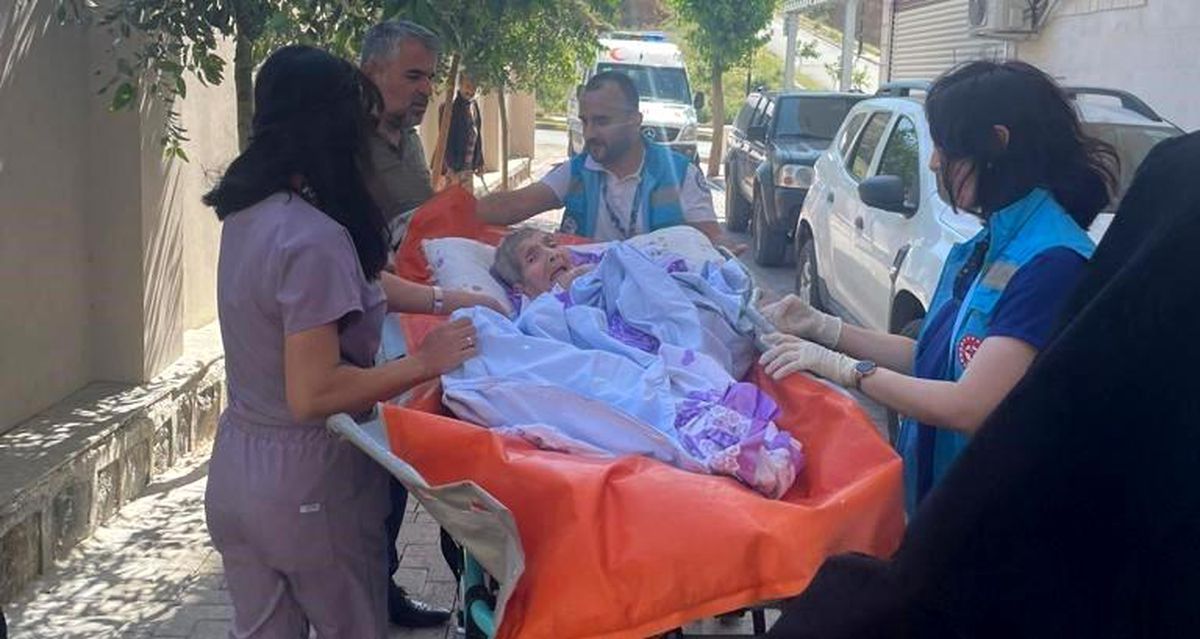 96 yaşındaki seçmen ambulansla oy kullanmaya götürüldü
