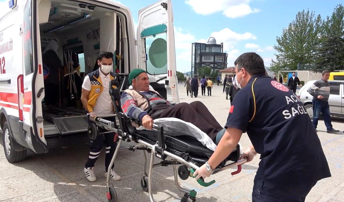 Kırıkkale\'de Yatağa Bağımlı Seçmenler Ambulanslarla Okullara Götürülerek Oy Kullanıyor