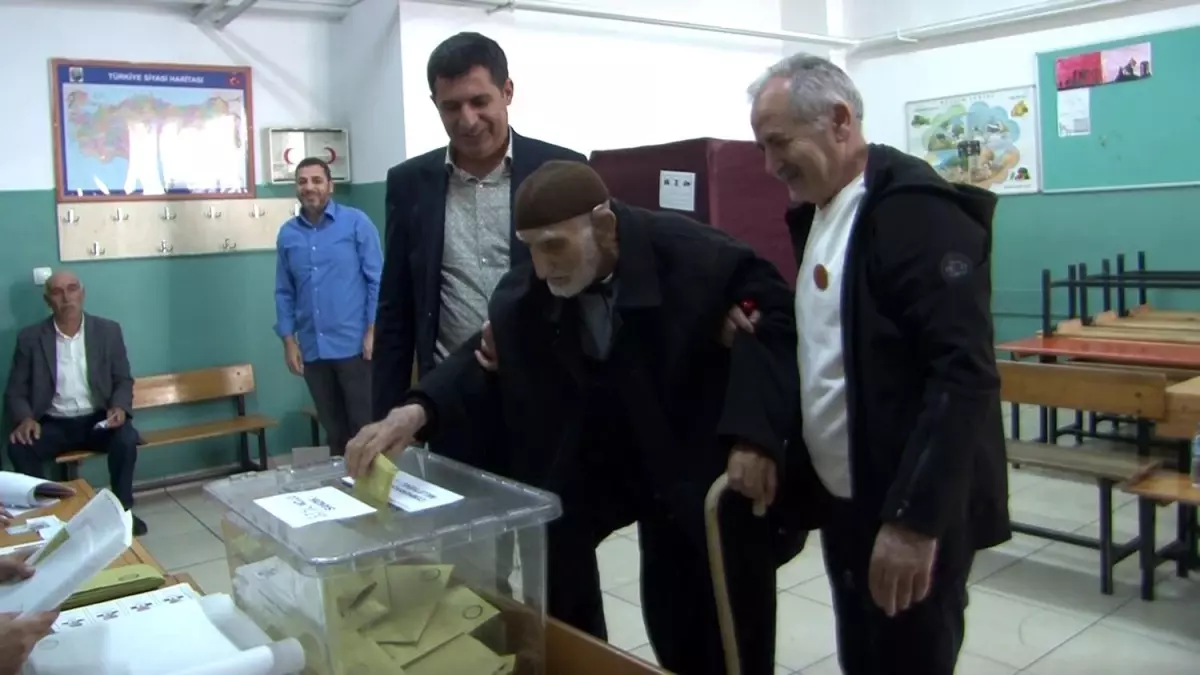 94 yaşındaki Ali Akgöz, tedavi gördüğü hastaneden çıkıp oy kullanmak için sandığa gitti