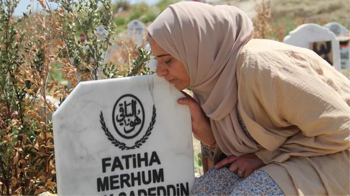 Depremde kaybedilen yakınlarını mezarlıkta ziyaret edenler Anneler Gününü buruk kutladı