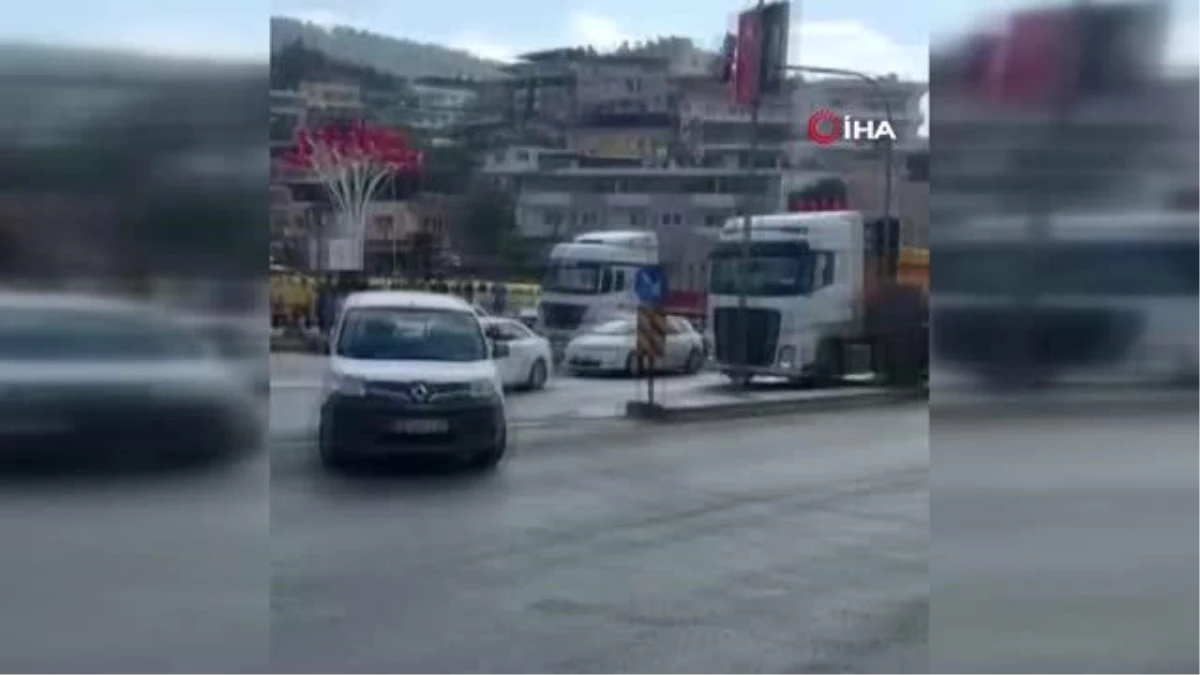 Hatay\'da freni patlayan kamyon araçlara daldı: 3 ölü 20 yaralı