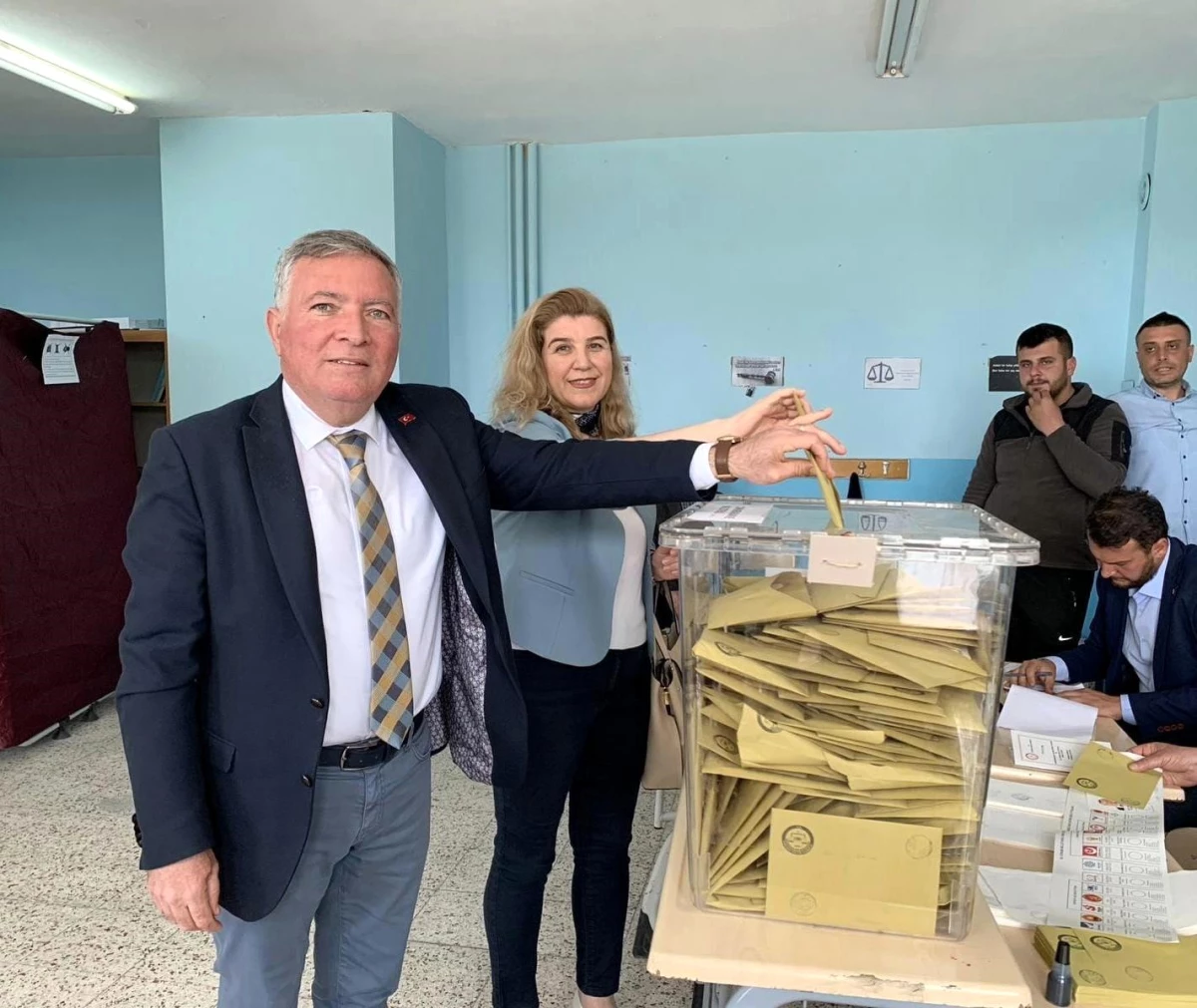 Honaz Belediye Başkanı Yüksel Kepenek, eşiyle birlikte oy kullandı