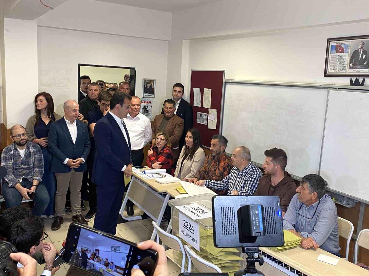 İstanbul Büyükşehir Belediye Başkanı Ekrem İmamoğlu Beylikdüzünde oy kullandı