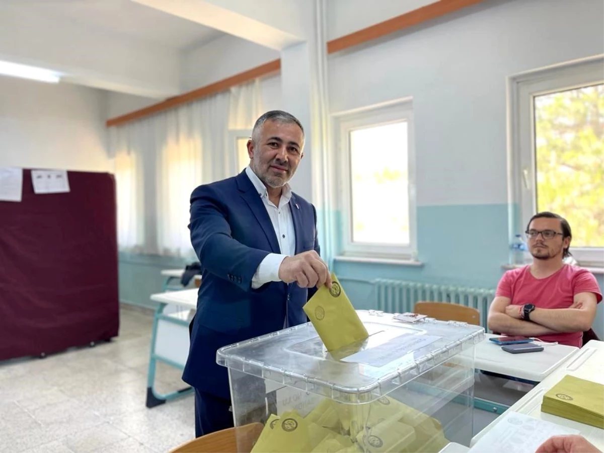 AK Parti Bilecik İl Başkanı Serkan Yıldırım oy kullandı