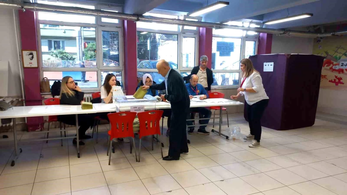 İşadamı Erol Sabancı Beşiktaş Lütfü Banak İlkokulunda oy kullandı