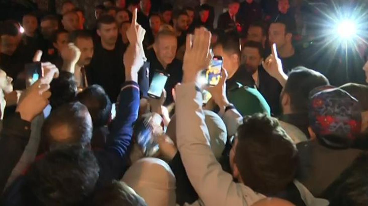 Cumhurbaşkanı Erdoğan, Kısıklı'daki konutundan coşkulu kalabalığın alkışlarıyla çıkış yaptı