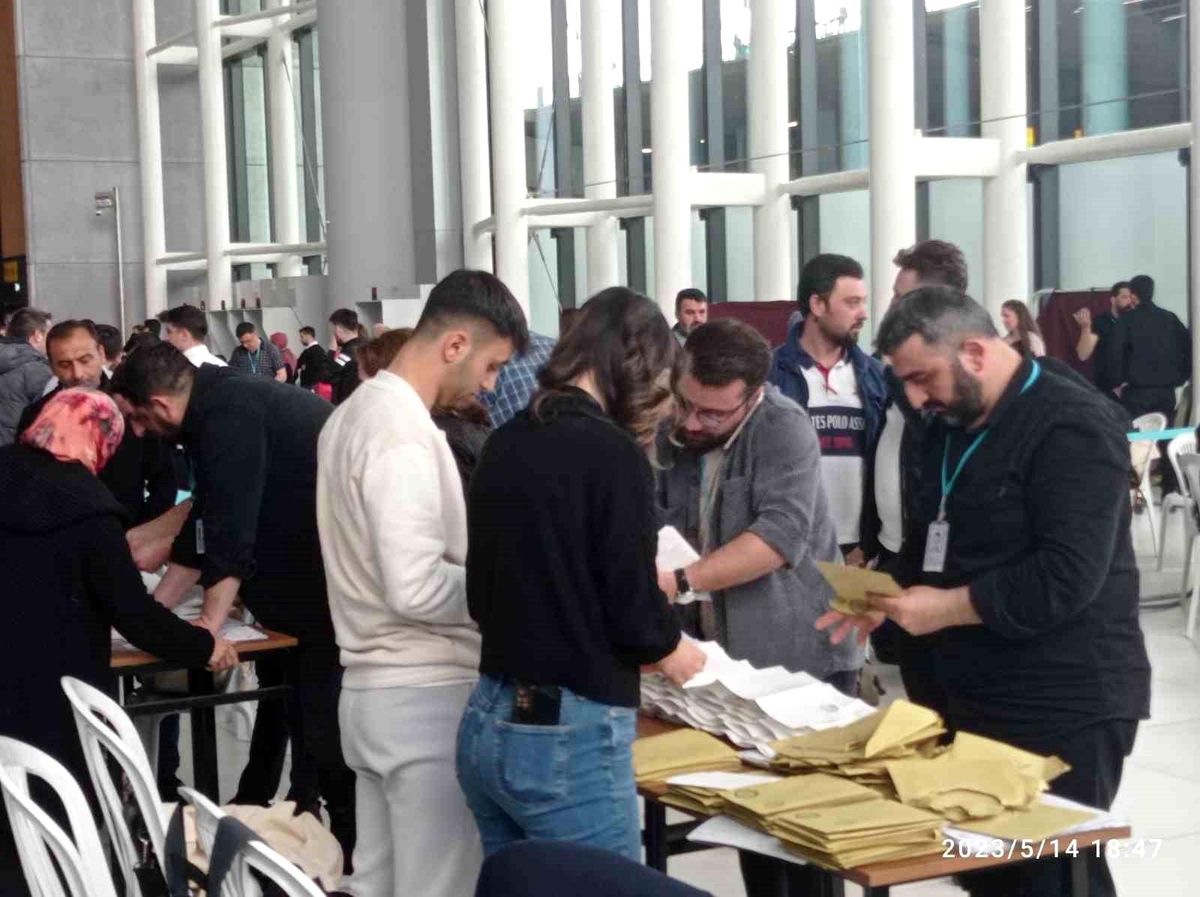 İstanbul Havalimanında Yurt Dışı Seçmenlerinin Oyları Sayılmaya Başlandı