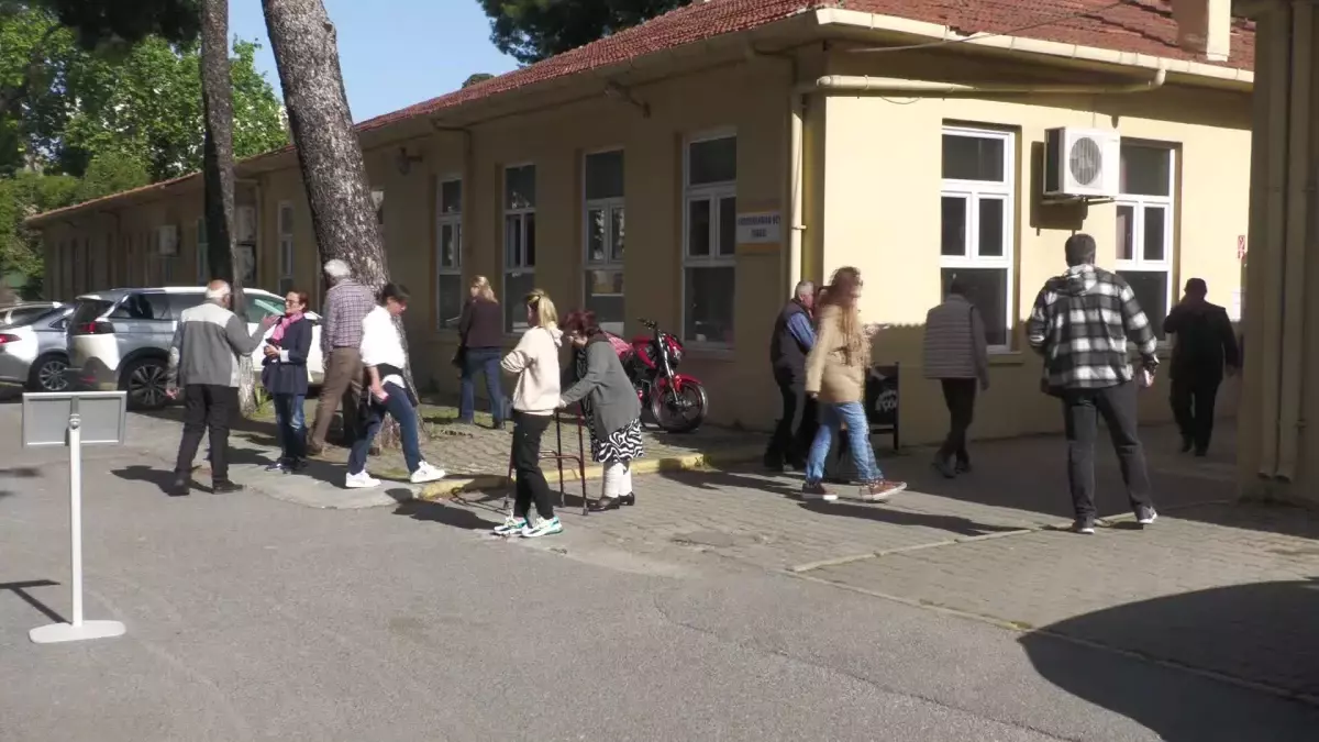 İzmir\'de oy verme işlemi başladı