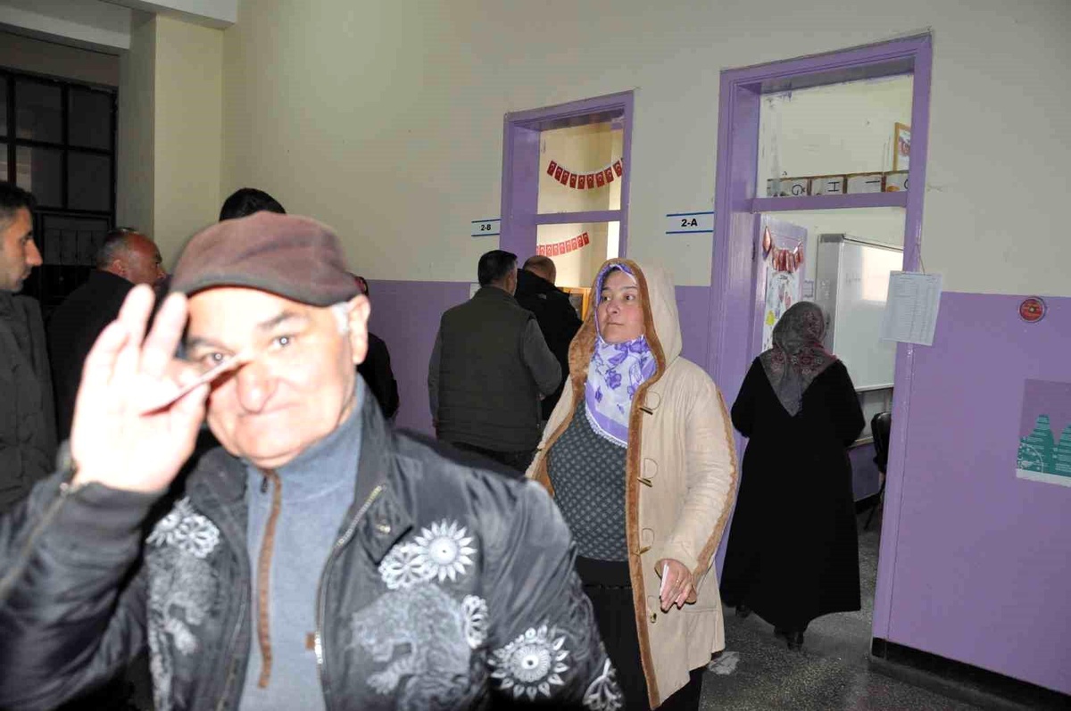 Karsta Vatandaşlar Sabah Erken Saatlerde Oy Kullanmak İçin Okulların Yolunu Tuttu