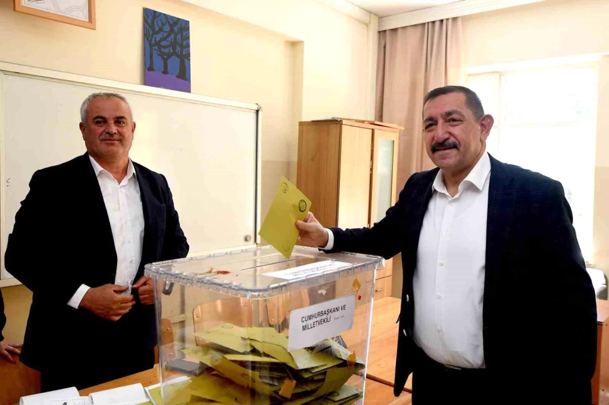 Kastamonu Belediye Başkanı Rahmi Galip Vidinlioğlu Oyunu Ailesi ile Kullandı