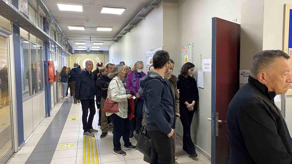 İstanbul\'da Cumhurbaşkanı ve Milletvekili Genel Seçimi için oy kullanma işlemi başladı
