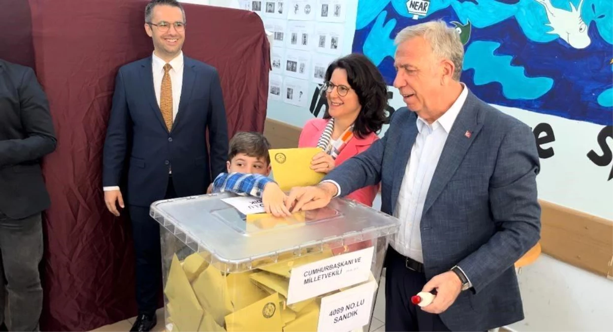 Ankara Büyükşehir Belediye Başkanı Mansur Yavaş, eşi Nursen Yavaş ile birlikte oy kullandı