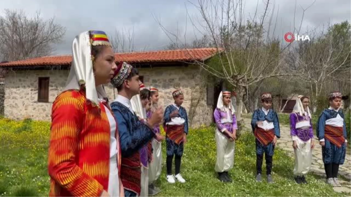 Marmarisli öğrenciler işaret dili ile Kerimoğlu Türküsünü söyledi