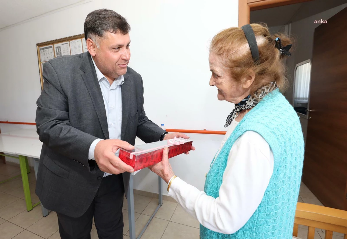 Menderes Belediye Başkanvekili Anneler Günü dolayısıyla anneleri ziyaret etti