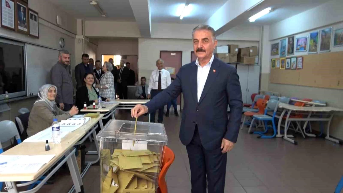 MHP Genel Sekreteri İsmet Büyükataman Bursa\'da oy kullandı