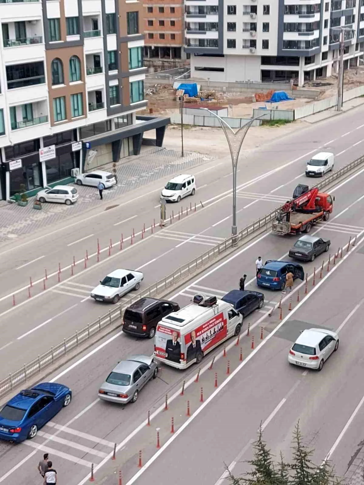 MHP seçim aracı zincirleme trafik kazasına karıştı