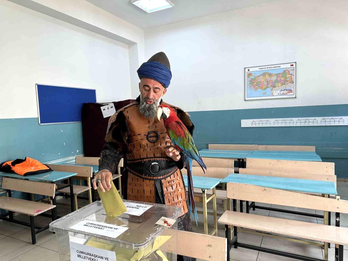 Esenyurt\'ta Osmanlı kıyafeti giyen vatandaş papağanıyla oy kullanmaya geldi
