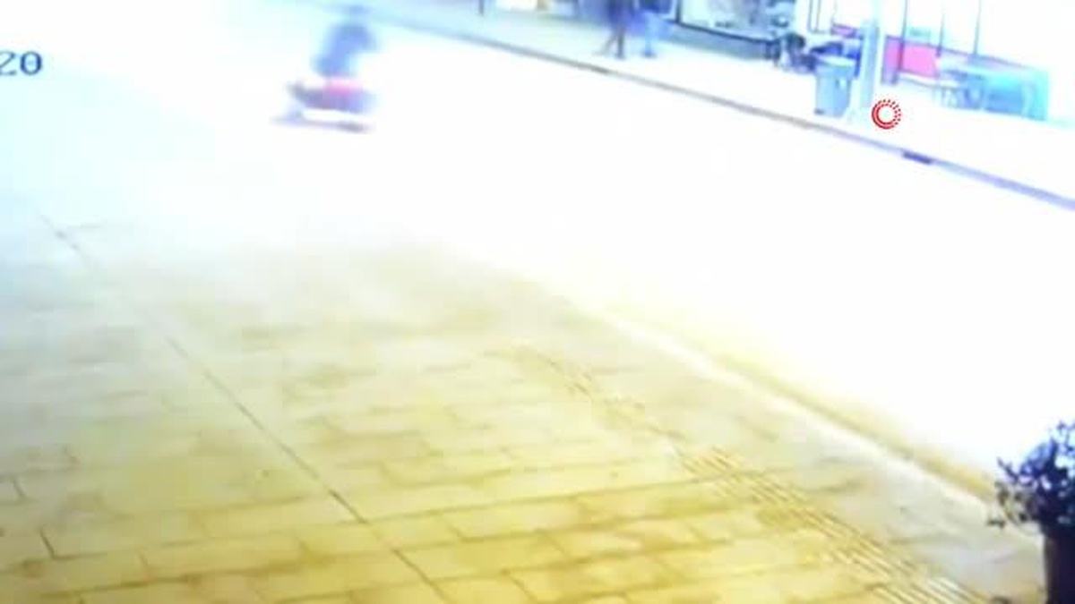 Otomobilin çarptığı motosikletli sürücü metrelerce havaya uçtu...Feci kaza kamerada