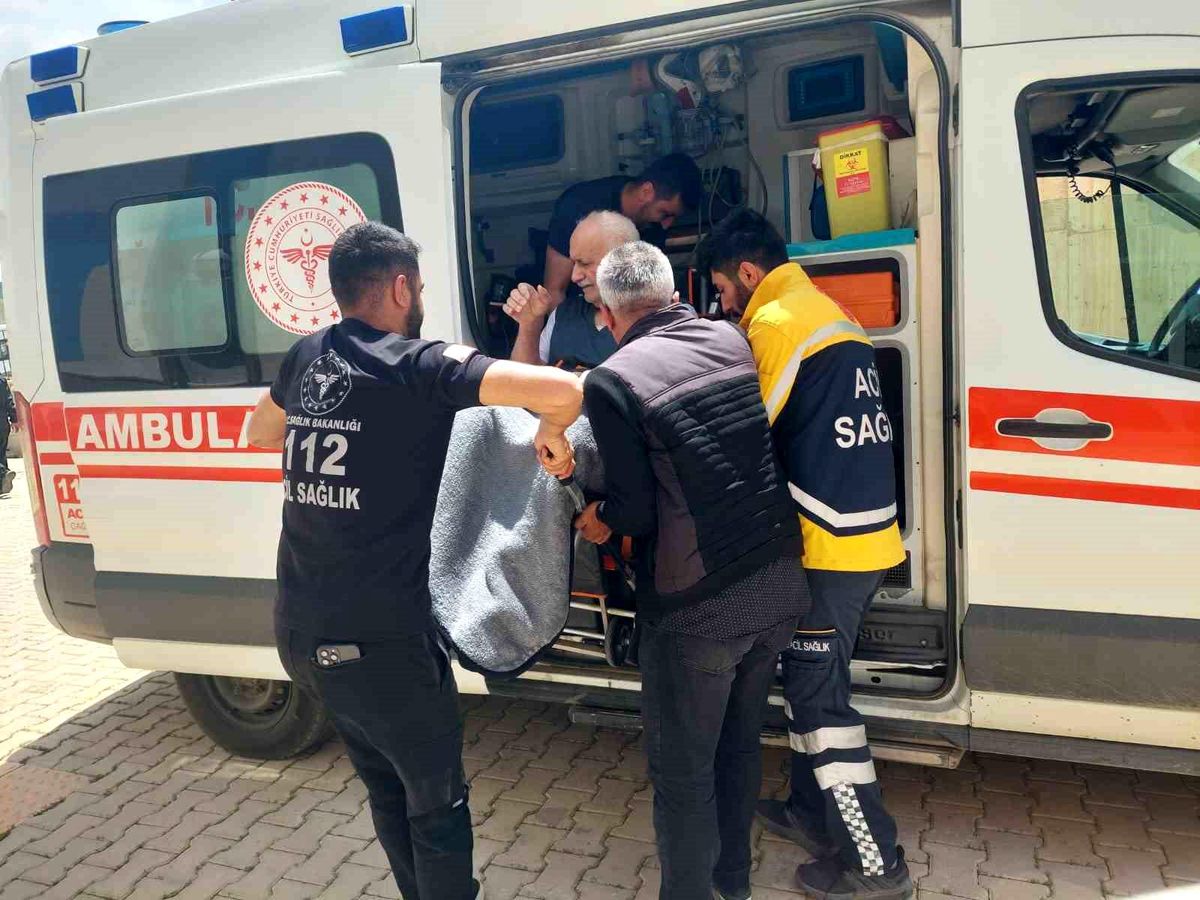 Felçli vatandaş ambulansla getirildiği okulda oy kullandı