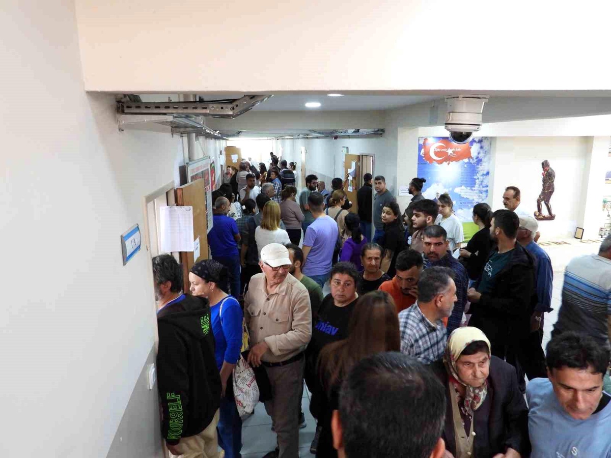 Hatay\'da depremden dolayı şehir dışına çıkan vatandaşlar oy kullanmak için geri döndü