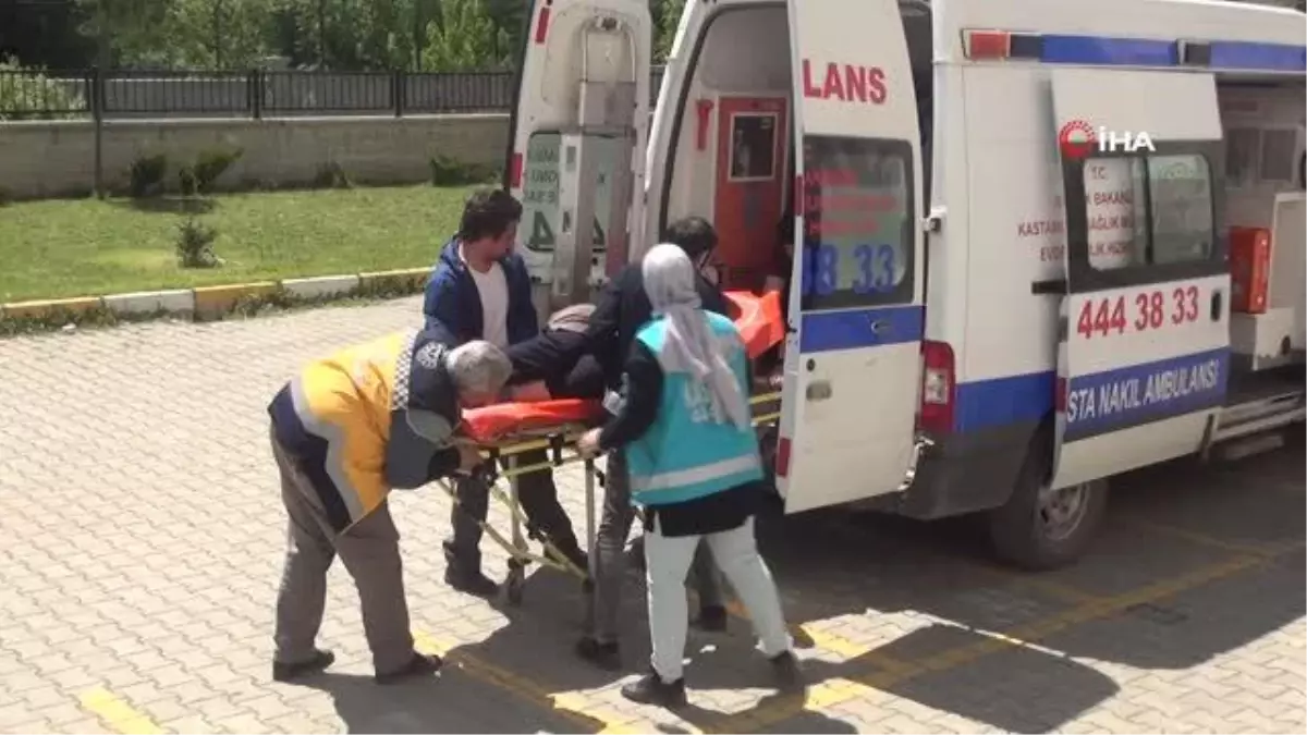 Oy kullanmak için okula sedye ve tekerlekli sandalyelerle geldiler