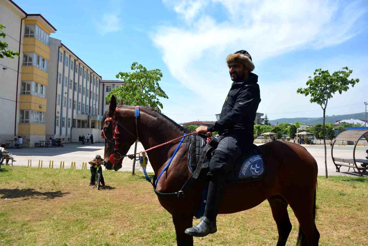 Kocaeli\'de Oy Kullanmak İçin Atıyla Gelen Vatandaş Şaşırttı