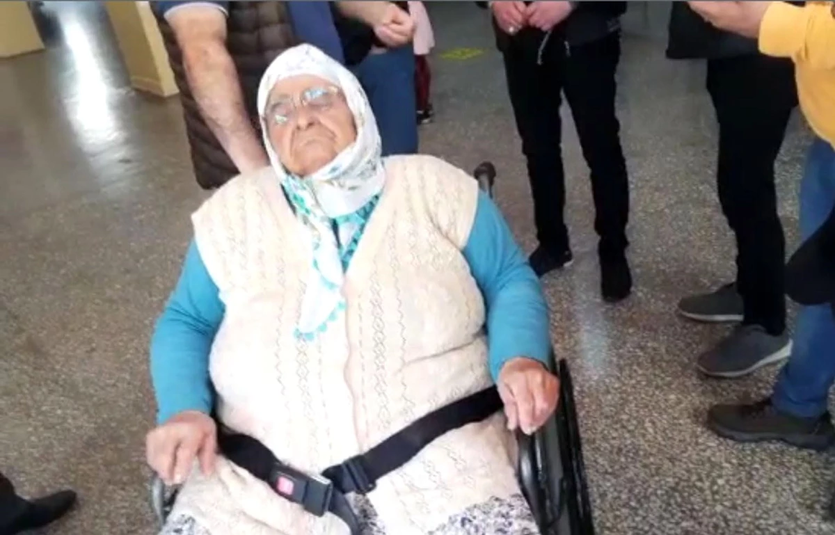 85 yaşındaki vatandaş sandalyeyle oy kullandı