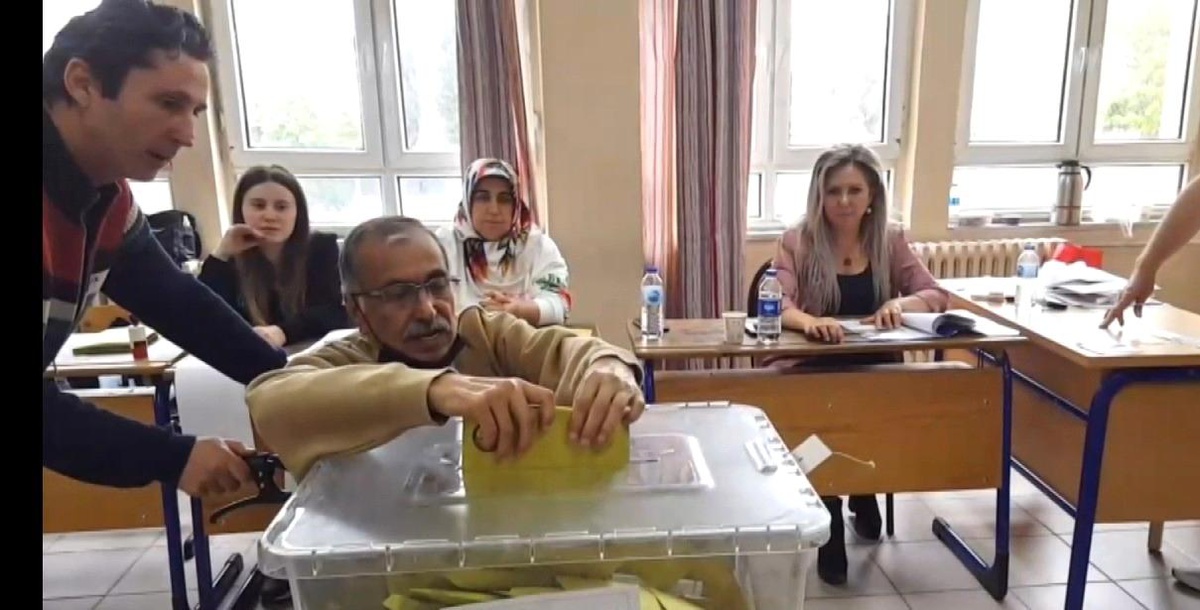 Edirne\'de Engelli ve Yaşlı Seçmenler Tekerlekli Sandalye İle Oy Kullandı