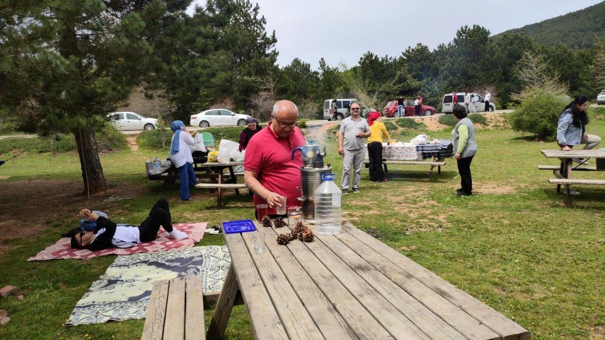 Oylarını kullanan vatandaşlar Spil\'e pikniğe çıktı