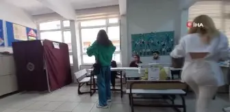 Oyuncular Berrak Tüzünataç ve Serenay Sarıkaya oylarını kullandı