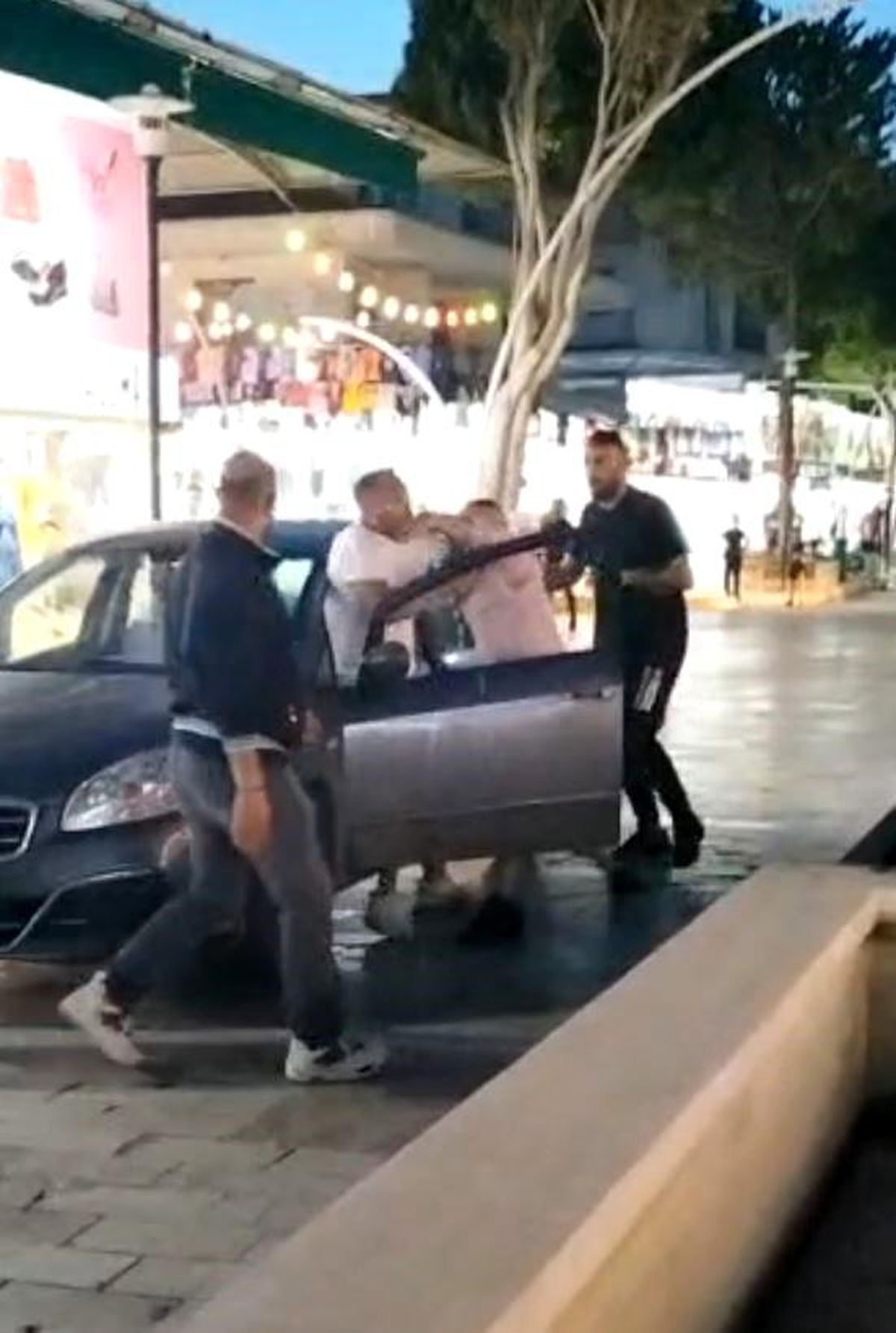 Antalya\'da Aşırı Hız Yapan Sürücü Park Halindeki Araçlara Çarptı