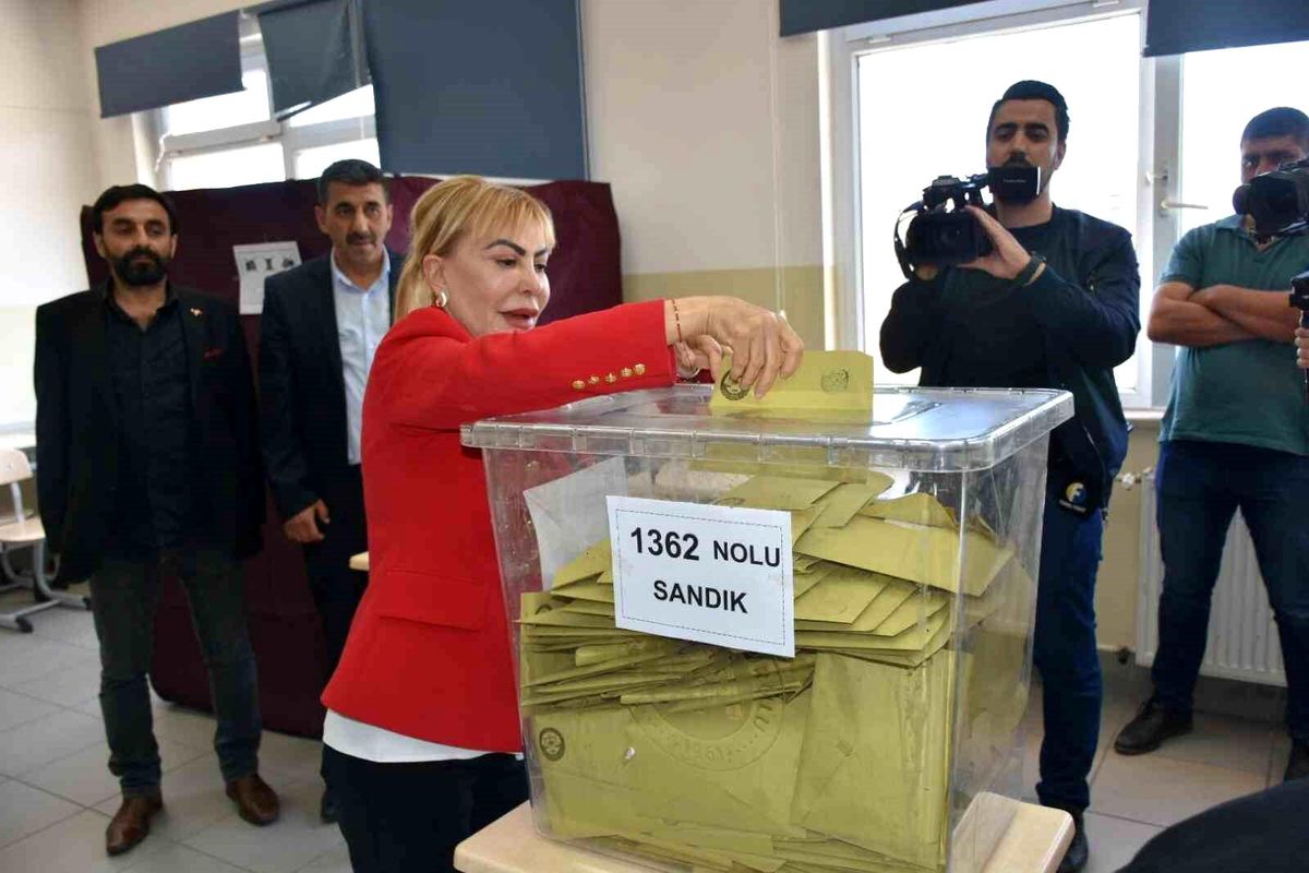 Elazığ Bağımsız Milletvekili Adayı Yasemin Açık Oyunu Kullandı