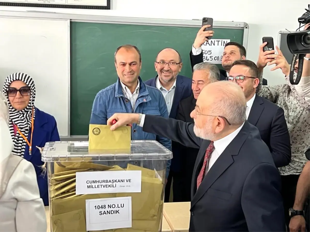 Saadet Partisi Genel Başkanı Temel Karamollaoğlu Ankara Çankaya Lisesinde oy kullandı
