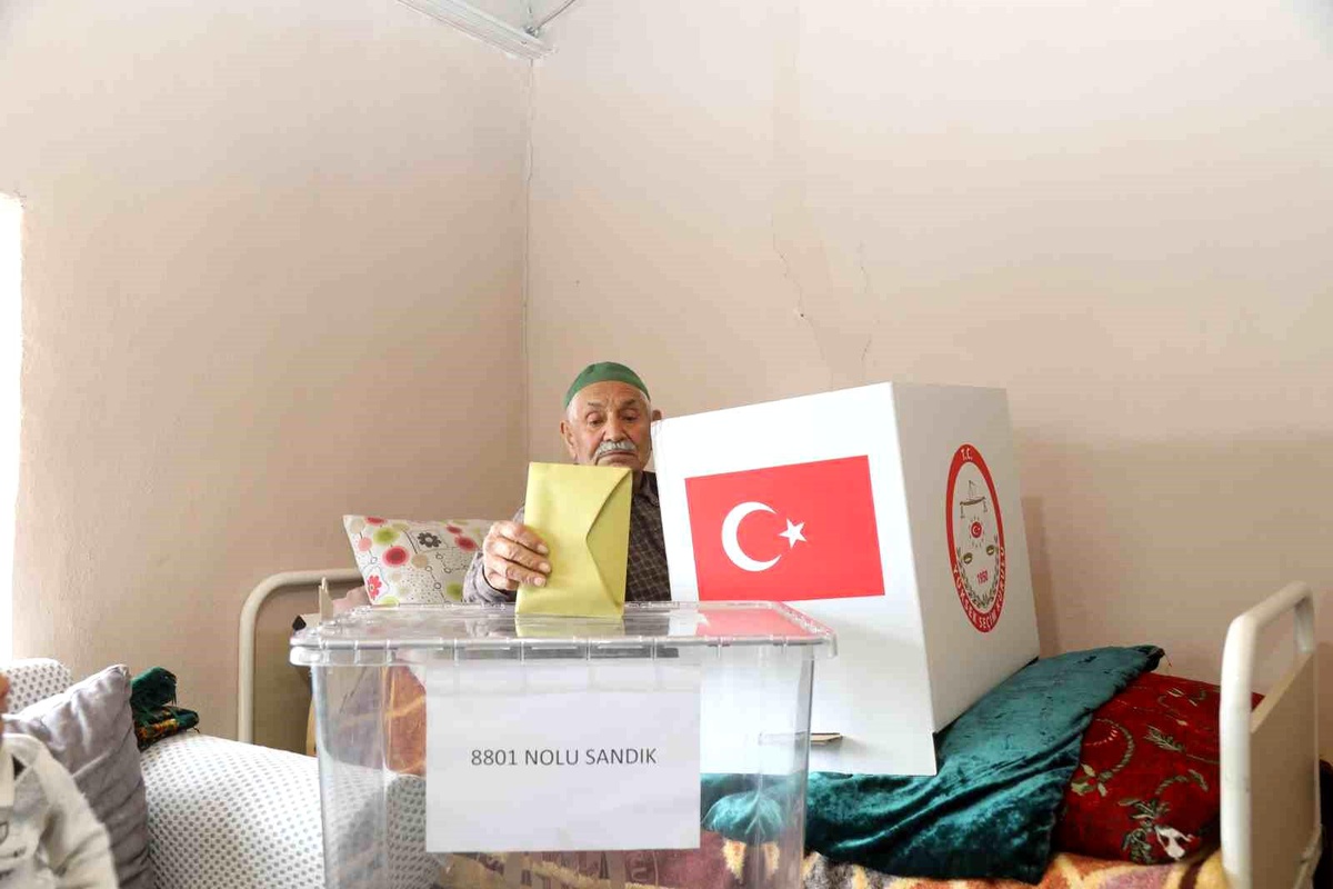Van Başkale\'de Engelli ve Yatalak Seçmenler Evlerinde Sandıkta Oy Kullandı