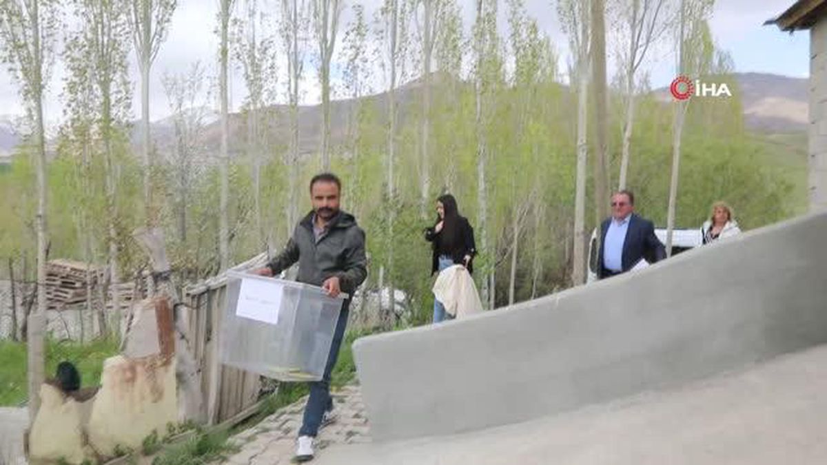 Sandığa gidemeyenlerin evine sandık götürüldü