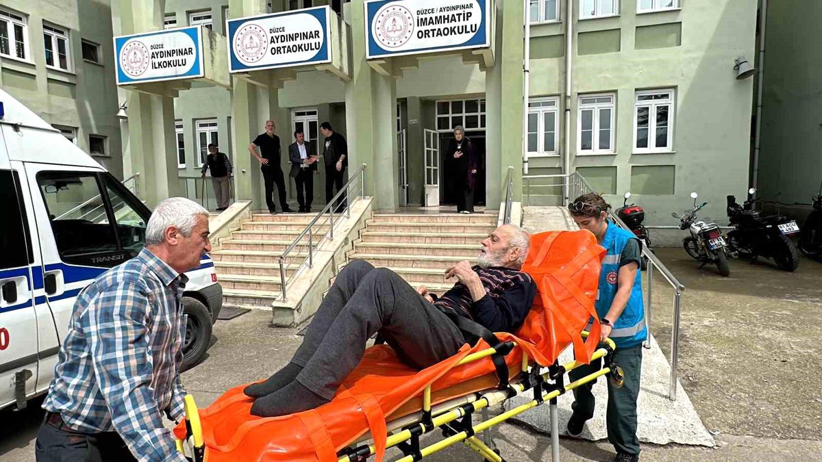 89 yaşındaki Haydar Şener oy kullanacağı okula ambulans ile getirildi