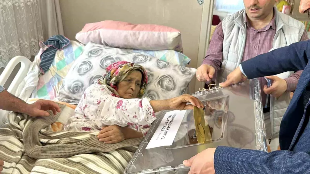 Düzce\'de yatağa bağlı ve felçli seçmenler için gezici sandık uygulaması