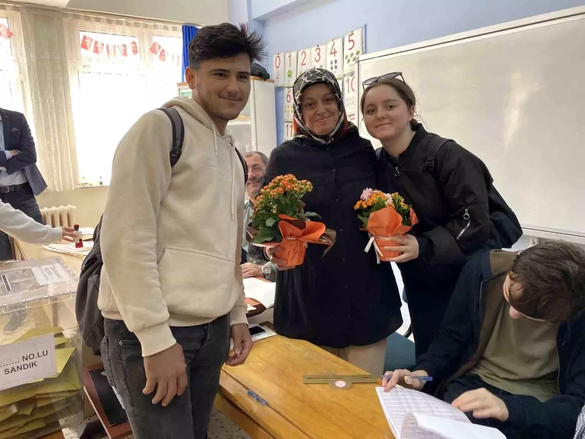 Bartında sandık başında görevli annelere sürpriz yapıldı