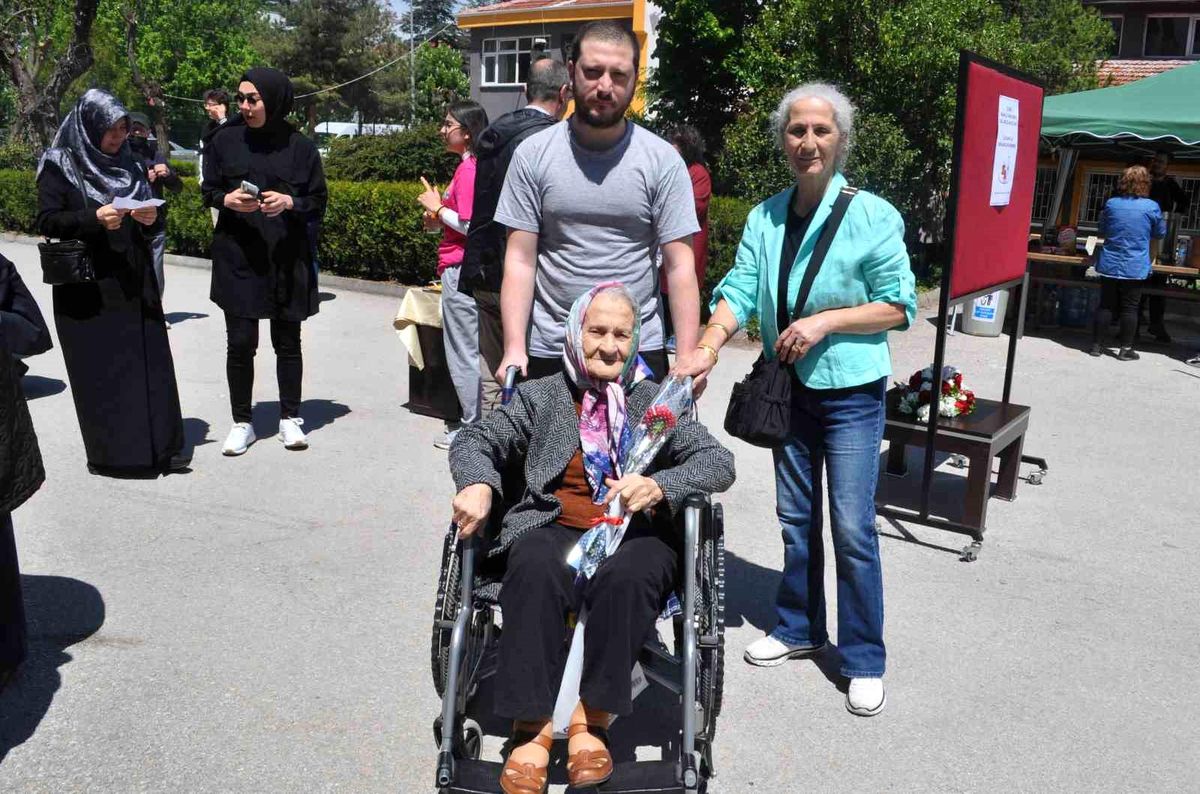 86 yaşındaki Sevim Kütürcü tekerlekli sandalye ile okula gelerek oy kullandı