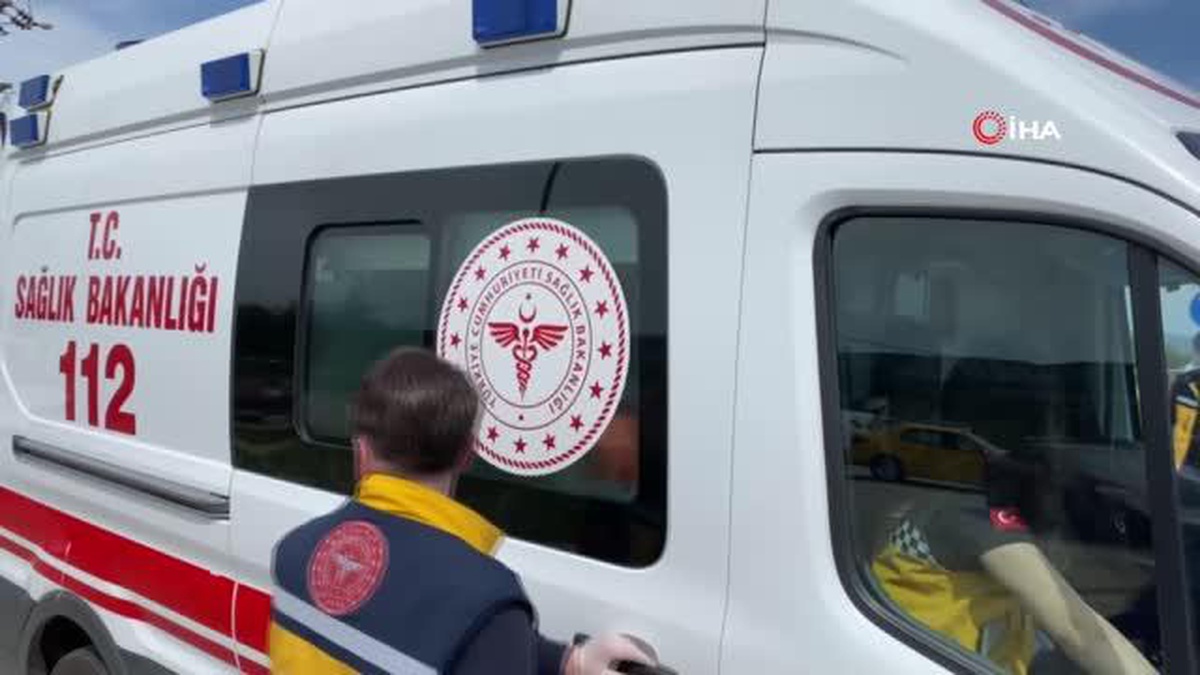 Kocaeli\'de 3 araç kavşakta kaza yaptı, ilk müdahale ambulanstaki ekipten geldi