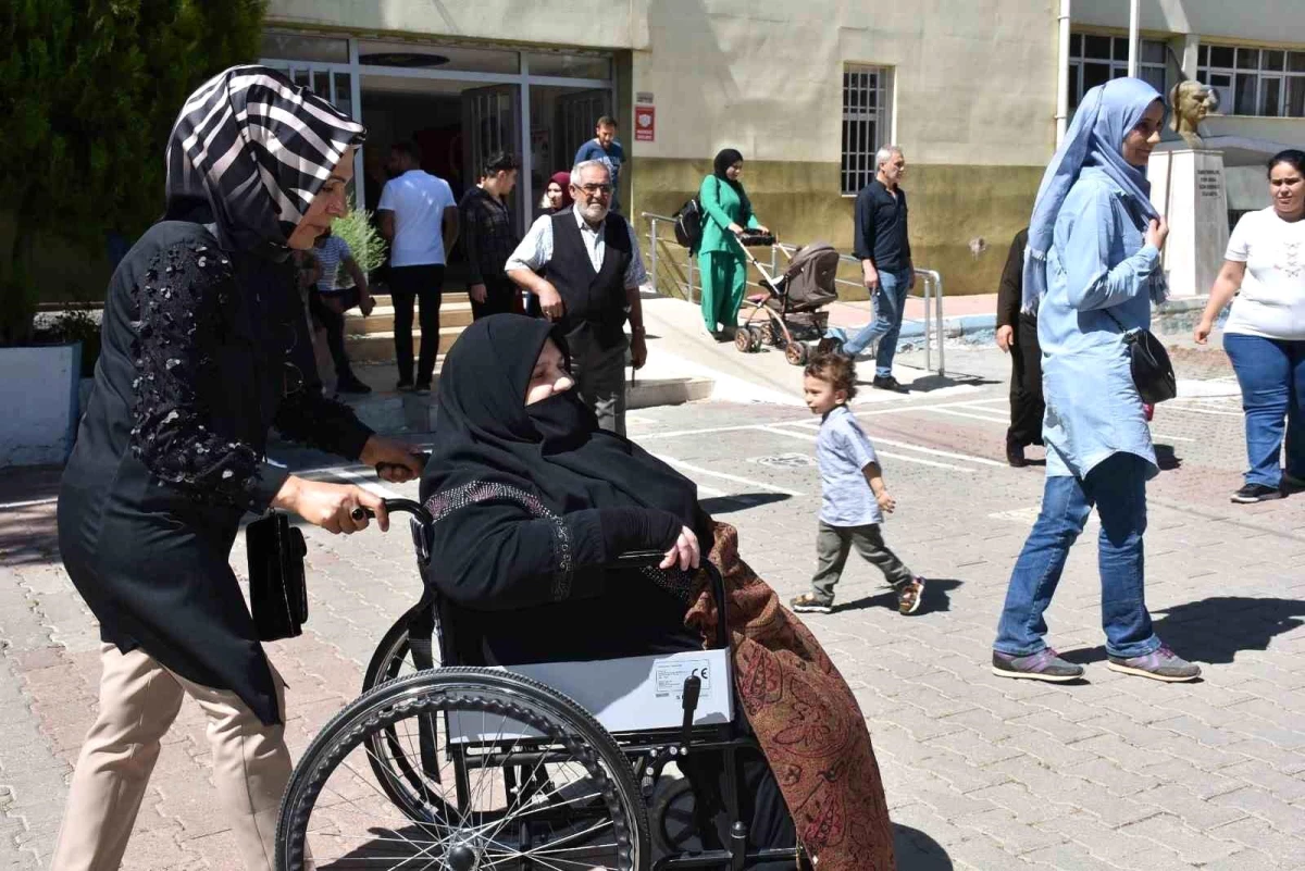 Görme engelli kadın Hilal Koyuncu oy kullanmak için sandık başına geldi