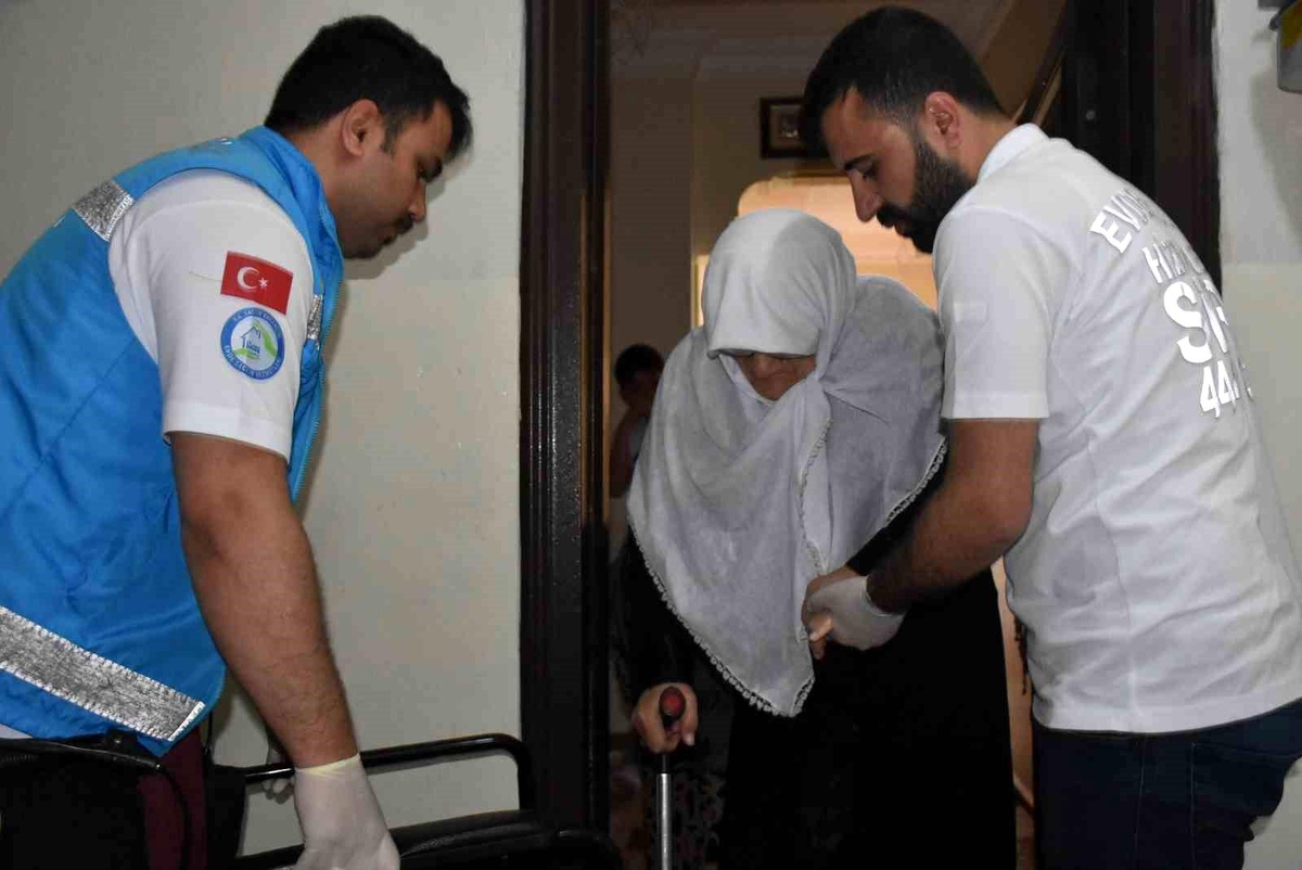 Siirt\'te 85 yaşındaki Kerime Nas ambulansla sandık başına götürüldü