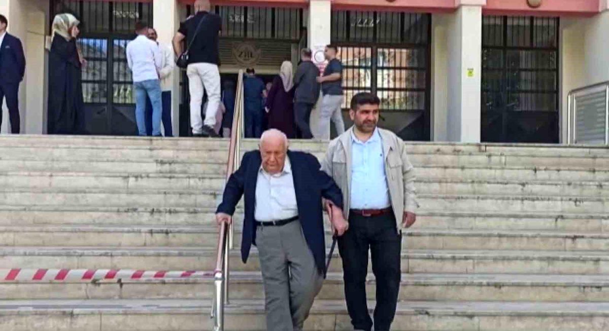 90 yaşındaki vatandaş oy kullanmak için okula gitti