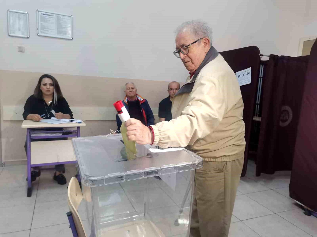 İzmir\'de Seçimler Başladı: Vatandaşlar Sabahın Erken Saatlerinde Sandık Başına Gitti